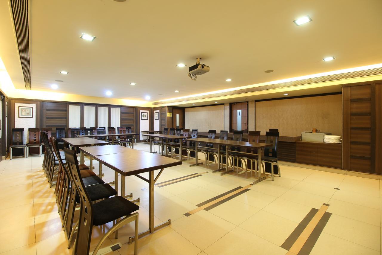 Hotel Gurukripa Daman Esterno foto