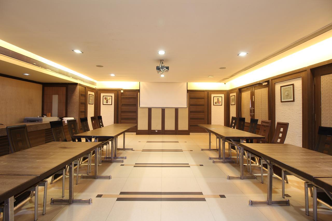 Hotel Gurukripa Daman Esterno foto