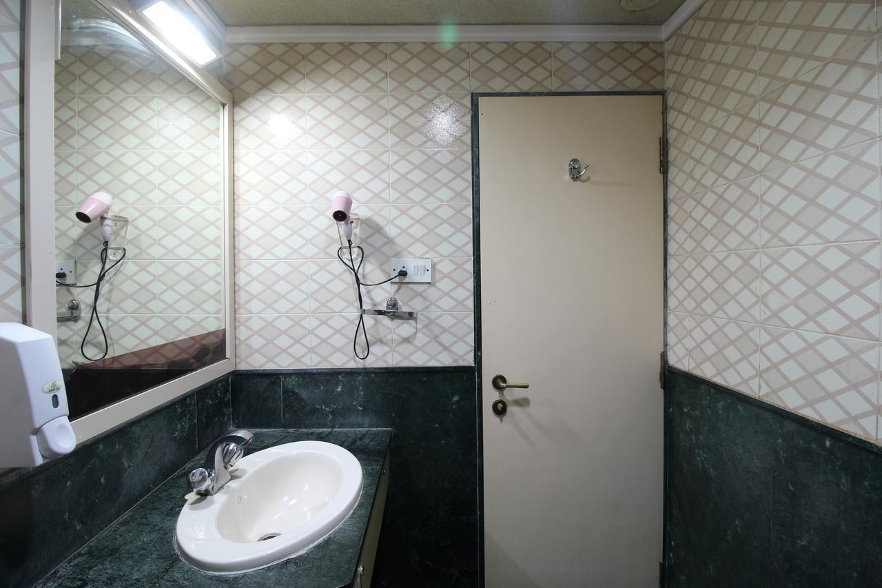 Hotel Gurukripa Daman Esterno foto