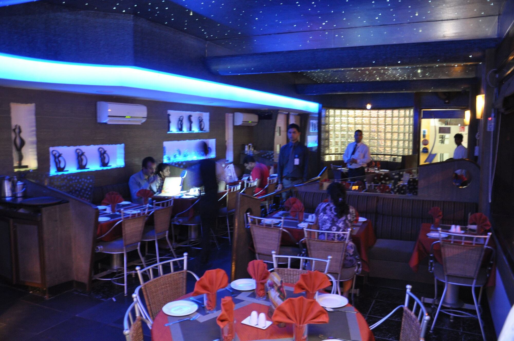 Hotel Gurukripa Daman Esterno foto